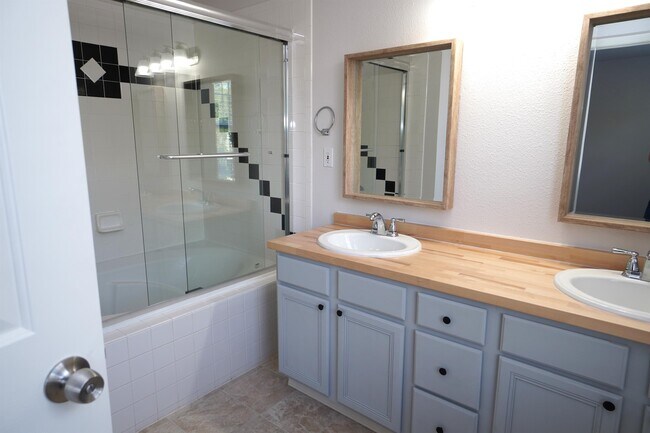 Building Photo - 7527 W Lamplighter St