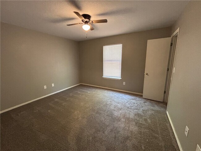 Building Photo - 1368 E Sequoyah Ct