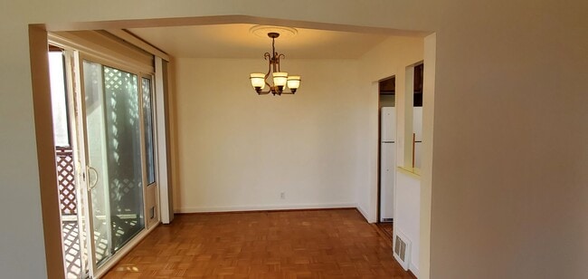 Building Photo - Beautifully Renovated Vintage  2 bedroom 2...