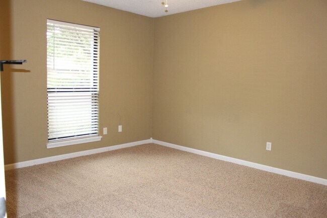 Building Photo - 814 Hawthorne Pl