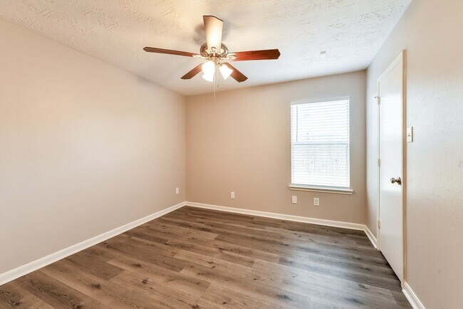 Building Photo - 10247 Country Squire Blvd