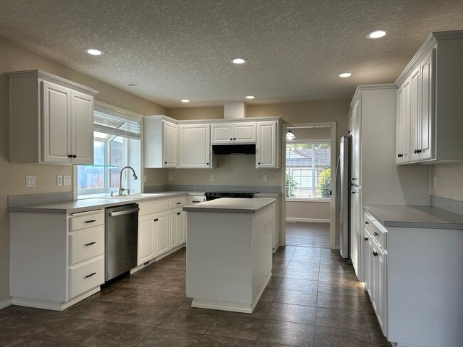 Building Photo - Beautiful Single Family Home in N. Keizer