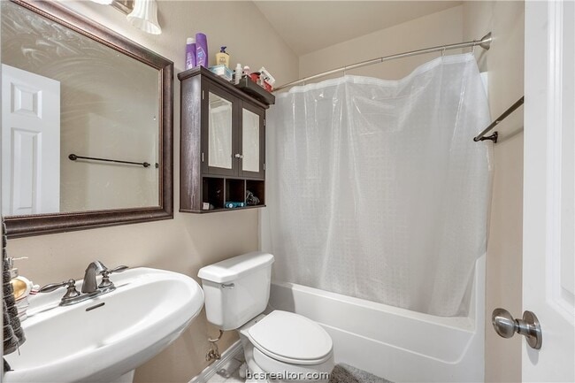 Building Photo - 114 Lynn Dr