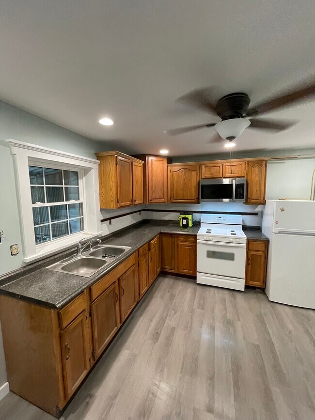 Building Photo - 1416 3rd Ave