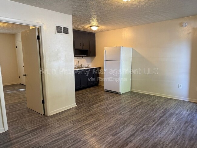 Building Photo - 3216 Garden Dr