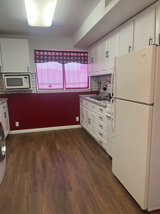 Building Photo - 7898 N Sparrowhawk Cir