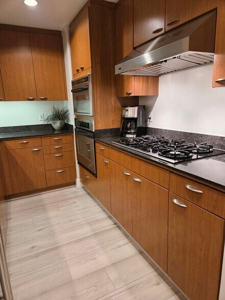 Building Photo - 645 Front St