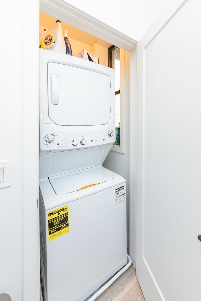 Building Photo - 1336 W Bryn Mawr Ave