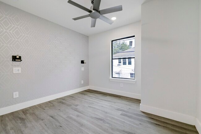 Building Photo - 2403 Cleburne St
