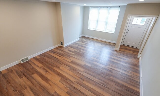 Building Photo - Amazing newly redone large 3 bedroom