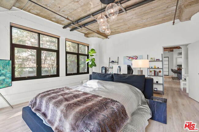 Building Photo - 1100 S Grand Ave