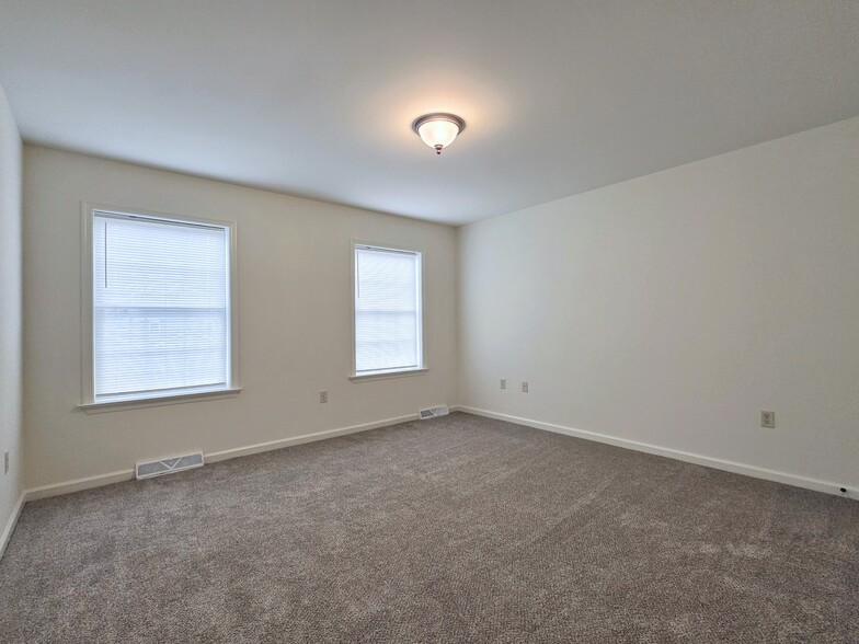 Building Photo - 14 Gable Dr