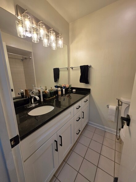Building Photo - 647 Serramonte Dr