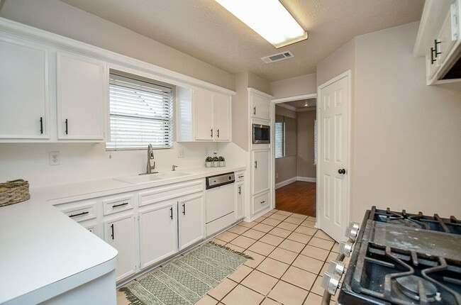 Building Photo - 2407 Sugar Mill Dr