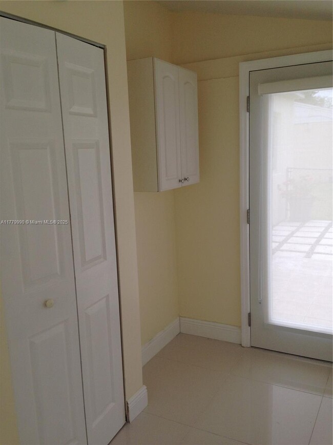 Building Photo - 6510 SW 63rd Ct