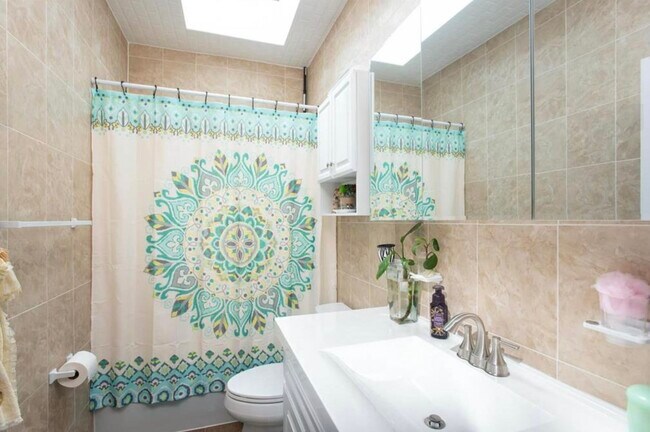 Building Photo - 86 Oak St