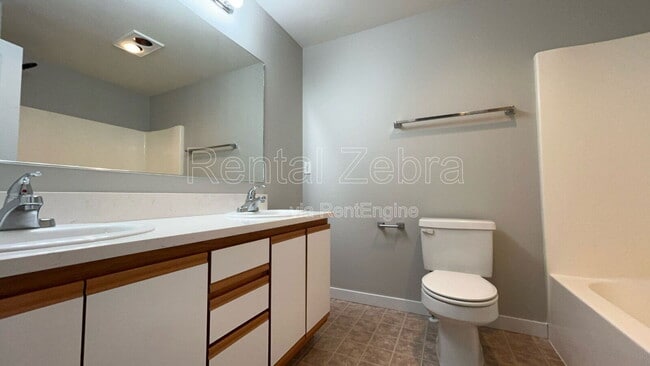 Building Photo - 1945 SW Canyon Dr