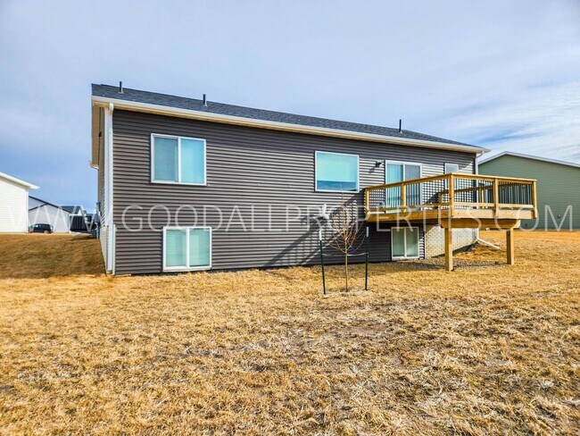 Building Photo - 4 bedroom 3 bathroom Ranch style home with finished basement in Waukee