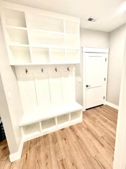 Building Photo - 12100 W Hollandale Dr