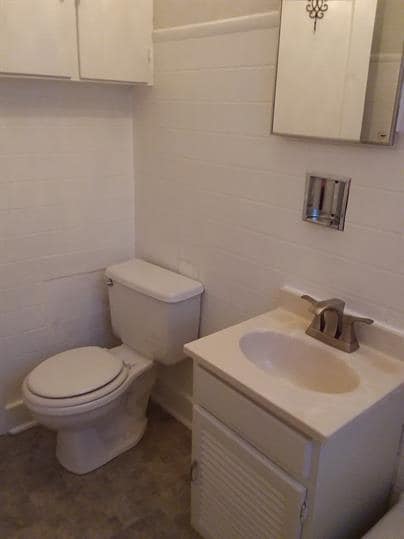 Building Photo - 225 W 1st St