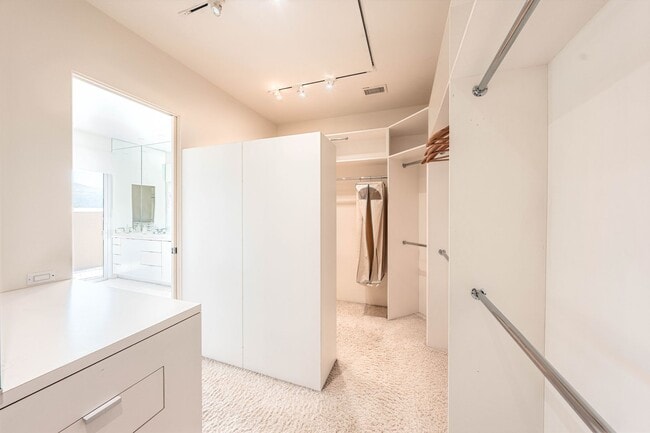 Building Photo - 10272 Overhill Dr