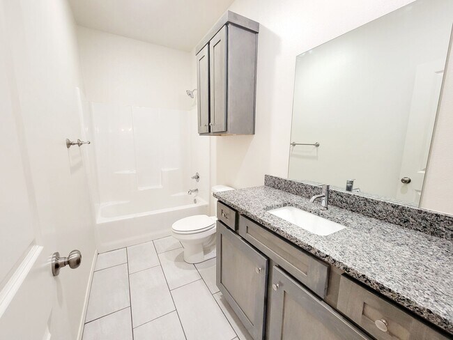 Building Photo - Stunning 3 Bedroom Townhome in Frenship School District