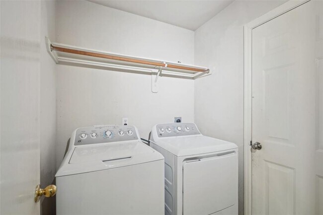 Building Photo - 16614 New Market Ln