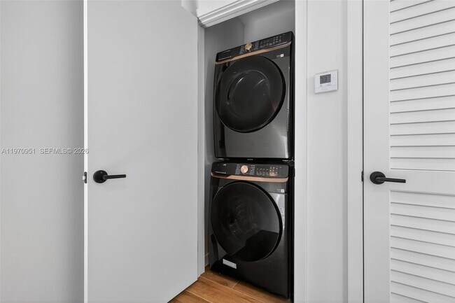 Building Photo - 529 NE 61st St