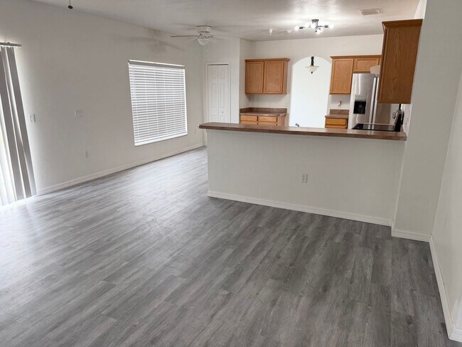 Building Photo - Large 2-Story 4 Bedroom 2.5 Bathroom House w/ Fenced in Yard - For Rent
