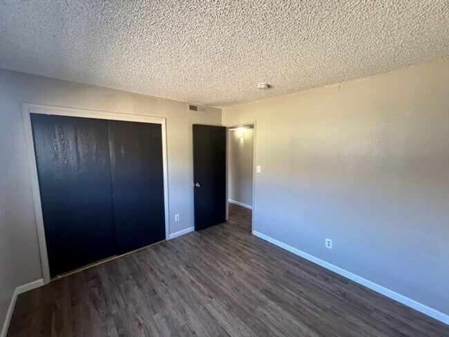 Building Photo - Central Reno Two Bedroom Apartment
