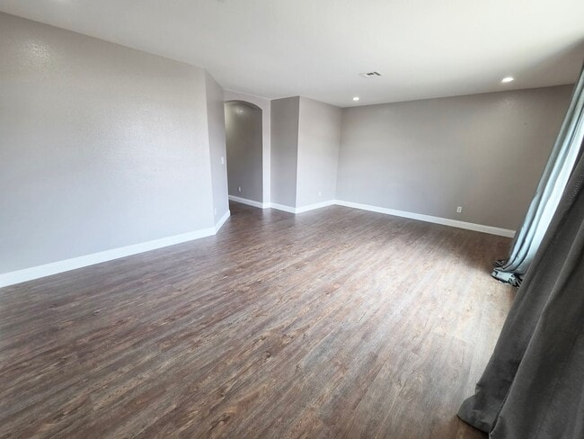 Building Photo - Spacious 3 Bed + Loft & Den with Soaring Ceilings