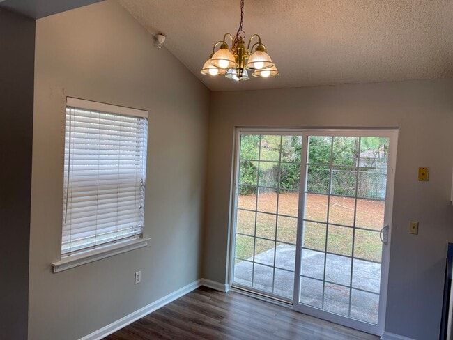 Building Photo - AVAILABLE NOW! (Pet Friendly)