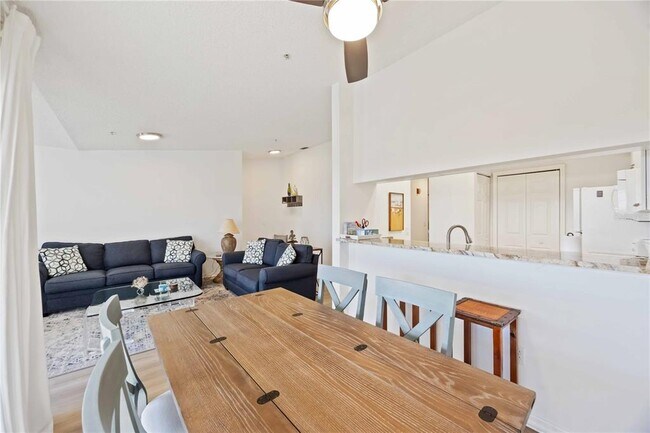 Building Photo - 3607 E Bay Dr