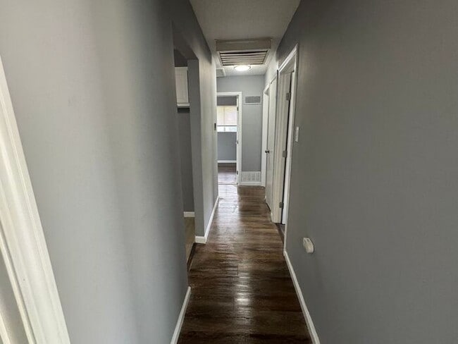 Building Photo - Freshly renovated 4bed/1bath