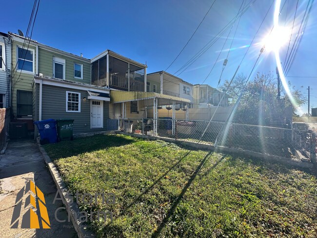 Building Photo - 3 Bedroom or 2 Bedroom with Den featuring Fenced Yard and Updated Kitchen