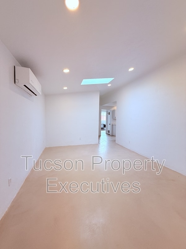 Building Photo - 814 N Alvernon Way