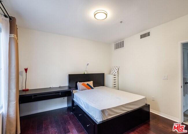 Building Photo - 6020 S Seabluff Dr