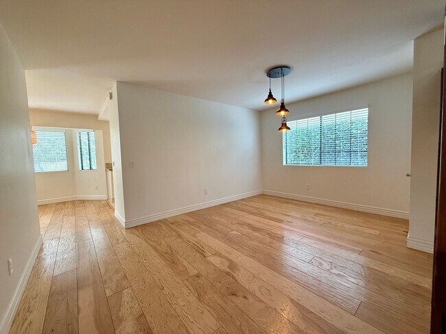Building Photo - Spacious 4 Bedroom House with Large Fenced Yard! Landscaping Included! Two Car Garage!