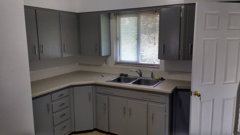 Building Photo - 5665 W Ellsworth Ave