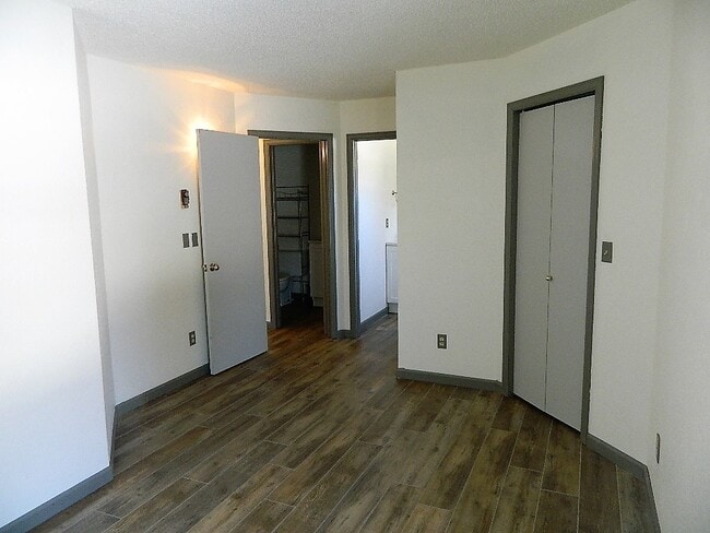 Building Photo - 559 Rainbow Vlg