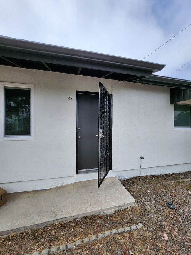 Building Photo - Golden Hill 2 bedroom 1 bath remodeled Single family Home  2595.00
