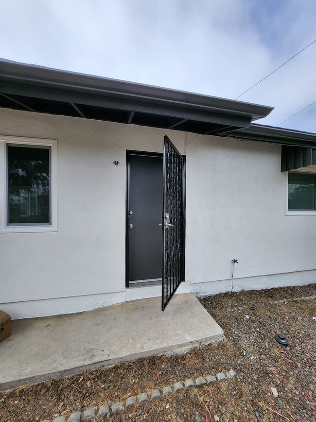 Building Photo - Golden Hill 2 bedroom 1 bath remodeled Single family Home  2695.00