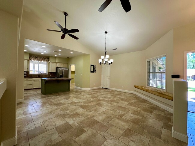 Building Photo - Beautiful well maintained home! Excellent ...