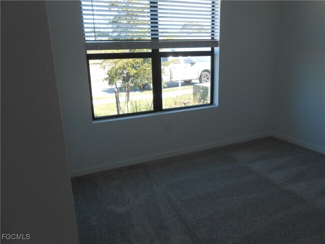 Building Photo - 623 Lakeside Oasis Ave