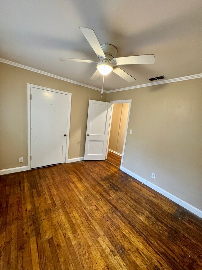 Building Photo - 4 Bed 2 Bath Brick House