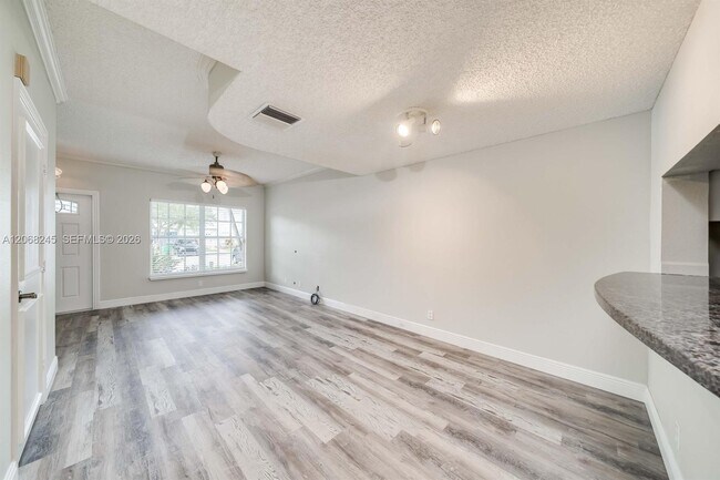 Building Photo - 8040 Sanibel Dr