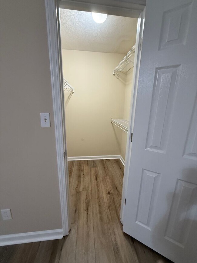 Building Photo - Great Home in Convenient Halls Location