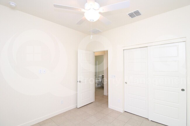 Building Photo - 744 E Diamond Dr