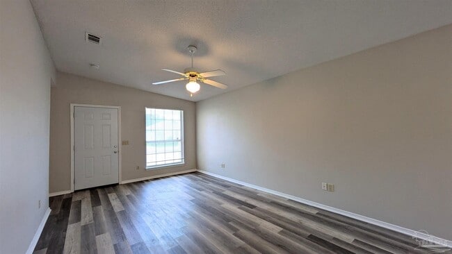 Building Photo - 424 Pine Crescent Way