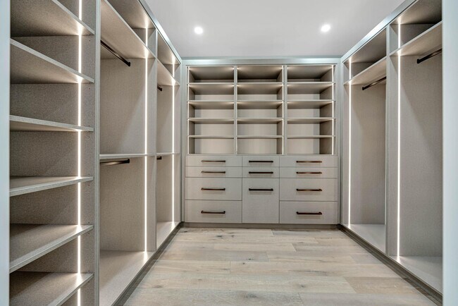 Building Photo - 416 S Lake Dr